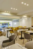 전면유리 스트리트뷰 모던카페 인테리어